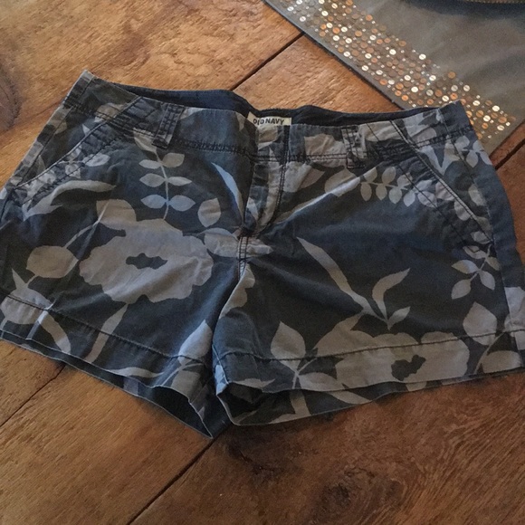 Old Navy Pants - Old Navy Black w/grey tropical print shorts